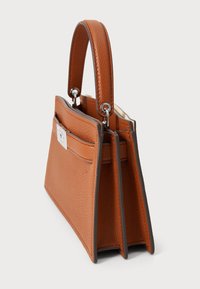 Smeđa kožna torba s napetim oblikom, dvostrukom ručkom i prednjim džepom. Ima kontrastne šavove i naglasak u obliku srebrnog kopčanja.