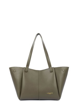 Borsa tote in pelle verde oliva con manici lunghi, lati ampi e logo dorato "Lancaster Paris" sul davanti.