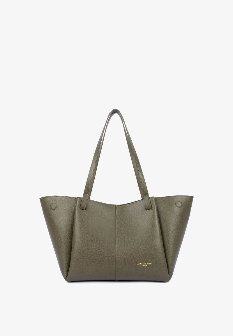 Sac cabas en cuir vert olive avec longues anses, côtés larges et logo doré "Lancaster Paris" sur le devant.