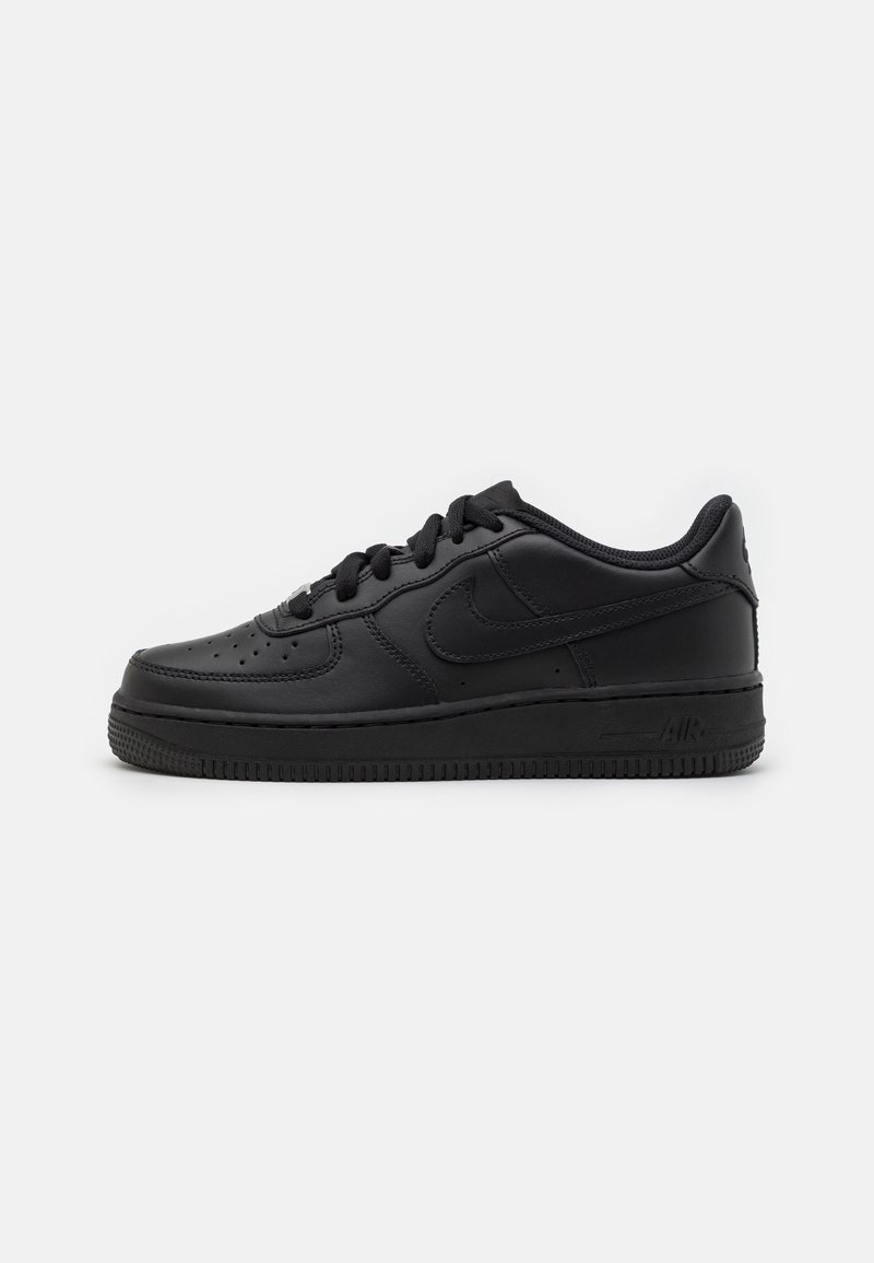 Baskets en cuir noir au design bas, à bout arrondi, avec lacets plats et semelle en caoutchouc texturé, présentant des perforations près de la zone des orteils.