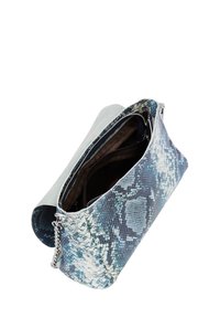 Világosszürke anyagú clutch táska, rámázott kék és fehér kígyómintával, tetején cipzárral és lánccal díszítve.