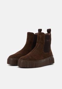 Ruske nubuk ankle boots med elastiske sidedele, teksturert gummisåle og trekkstropper, med en chunky plattformdesign.