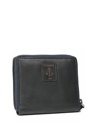 Cartera de cuero negro con cremallera azul marino, que presenta un parche cuadrado con el logo de ancla y la palabra "HARBOUR" en relieve marrón.