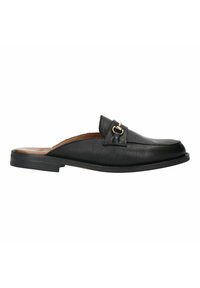 Mule en cuir noir à enfiler avec petit talon, détail boucle métallique sur le dessus, semelle plate et talon ouvert.