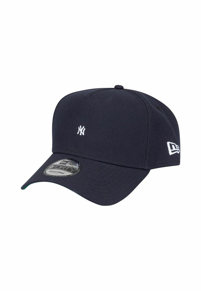Marineblaues verstellbares Baseballcap mit weißem New York Yankees-Logo auf der Vorderseite und New Era-Logo an der Seite, gebogener Schirm mit Aufkleber.
