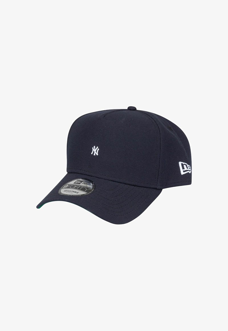 Marineblaues verstellbares Baseballcap mit weißem New York Yankees-Logo auf der Vorderseite und New Era-Logo an der Seite, gebogener Schirm mit Aufkleber.