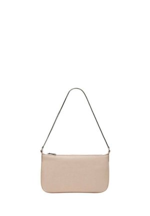 Borsa rettangolare beige con una texture liscia, una tracolla in catena argentata e una chiusura a zip nella parte superiore. Design semplice e minimalista.