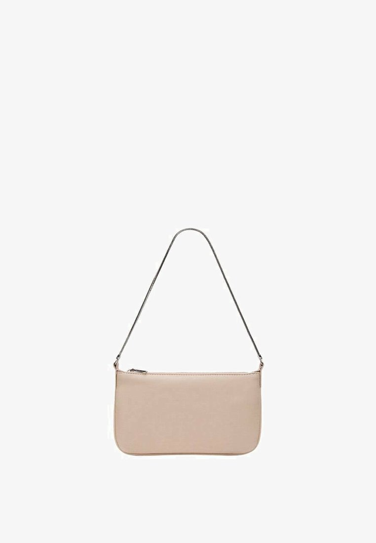 Beige rechthoekige tas met een gladde textuur, een zilveren kettingband en een ritssluiting aan de bovenkant. Eenvoudig, minimalistisch ontwerp.