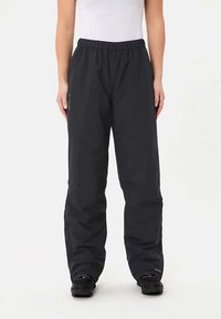 Pantalon imperméable noir avec une taille élastique, coupe ample et texture lisse. Convient aux activités de plein air, avec un marquage minimaliste.