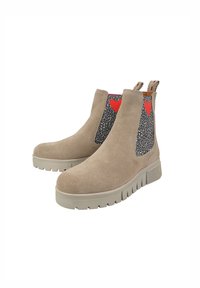 Beżowe zamszowe botki za kostkę z teksturowanym panelem w cętki i akcentem w postaci czerwonego serca. Płaska podeszwa z żłobieniami i pętelkami do łatwego zakładania.