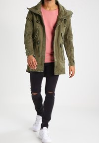 Tigha Parkas - olive