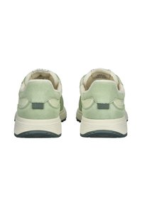 Zielone zamszowe trampki z teksturowanym wykończeniem, z kołnierzem w kolorze kremowym i szarym gumowym podłożem. Widok z tyłu nie ukazuje wyraźnego logo.