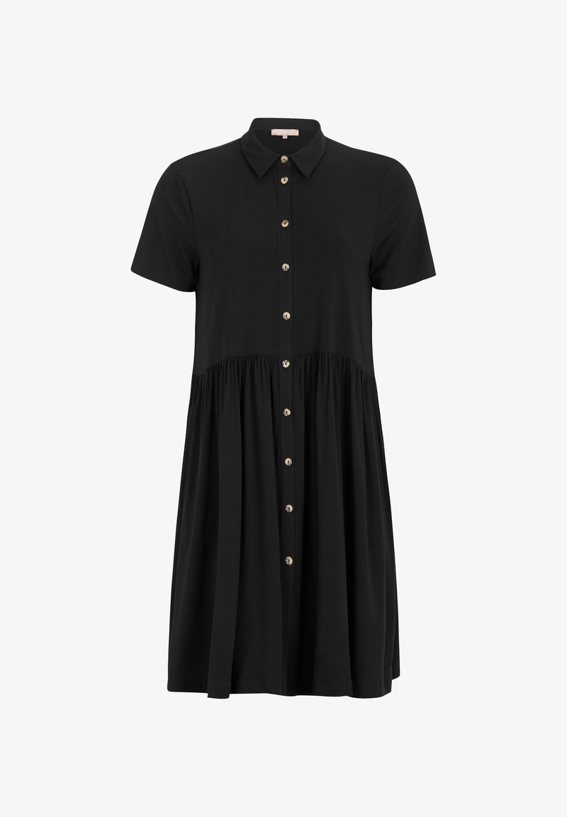 Robe noire à manches courtes en tissu doux, avec un devant boutonné, un col, et une jupe évasée avec des détails froncés.