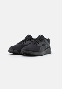 Scarpe sportive nere realizzate in rete e gomma, con punta arrotondata, sistema di allacciatura e suole testurizzate per una buona aderenza.