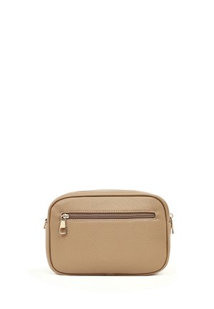 Kleine beige leren pouch met een voorvak met rits en gouden ritssluitingen, afgebeeld tegen een witte achtergrond.
