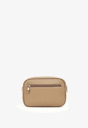 Kleine beige leren pouch met een voorvak met rits en gouden ritssluitingen, afgebeeld tegen een witte achtergrond.