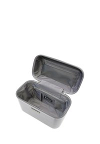 Custodia cosmetica grigia di forma rettangolare, con esterno in plastica liscia e rivestimento in tessuto. Presenta una tasca con zip e un'etichetta con il marchio all'interno.