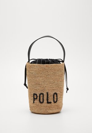 Bolso tipo cubo tejido en tono bronce con parte superior de tela negra con cordón, asa negra y "POLO" bordado en letras negras en el frente.