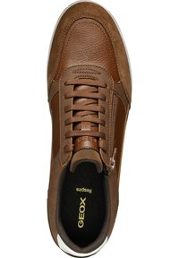 Sneaker in pelle e suede marrone con chiusura a lacci e zip. Presenta una linguetta imbottita e una suola in gomma bianca, con il marchio "GEOX" all'interno.