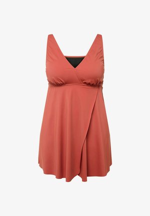 Rood, mouwloos jurkje met een V-hals en wikkeldesign. Gemaakt van zachte stof met een gladde textuur en een contrasterende zwarte binnenlaag.