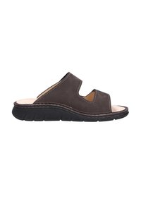 Sandali infradito in pelle marrone con punta aperta e due cinturini traforati. Presentano una soletta imbottita e una suola in gomma nera con scanalature.