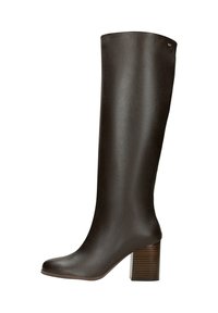 Stivale marrone in pelle, alto fino al ginocchio, con punta quadrata, tacco a blocco e texture liscia. La parte posteriore presenta un logo discreto in cima.