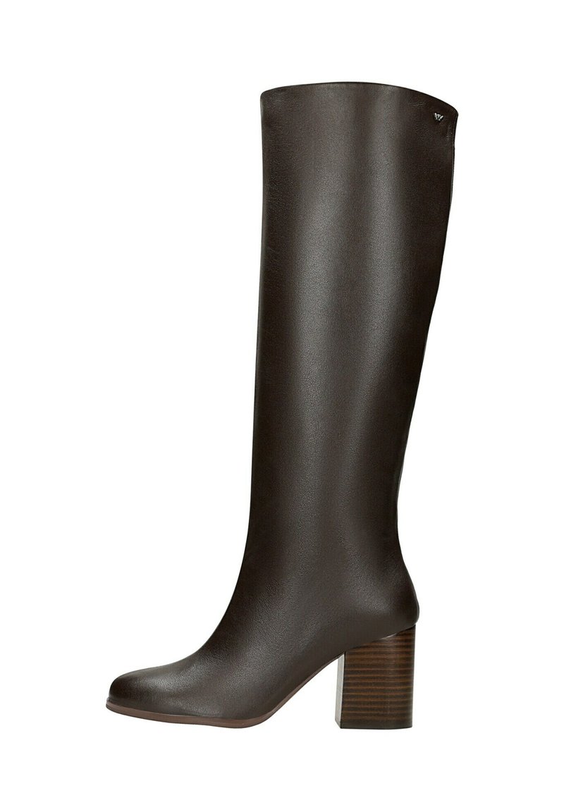 Stivale marrone in pelle, alto fino al ginocchio, con punta quadrata, tacco a blocco e texture liscia. La parte posteriore presenta un logo discreto in cima.