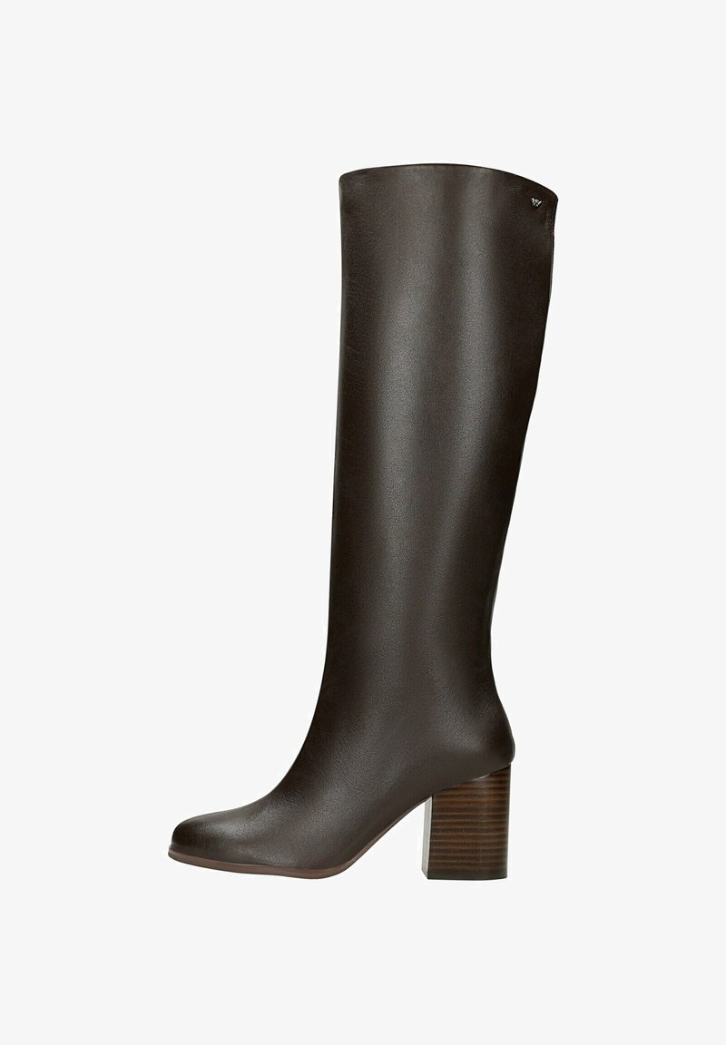 Stivale marrone in pelle, alto fino al ginocchio, con punta quadrata, tacco a blocco e texture liscia. La parte posteriore presenta un logo discreto in cima.