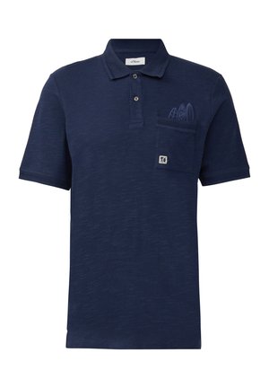Granatowa koszulka polo wykonana z teksturowanej tkaniny, z trzema guzikami przy rozpięciu, kieszenią na piersi oraz haftowanym wzorem na kieszeni.