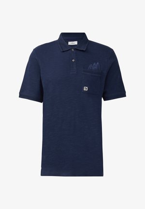 Granatowa koszulka polo wykonana z teksturowanej tkaniny, z trzema guzikami przy rozpięciu, kieszenią na piersi oraz haftowanym wzorem na kieszeni.