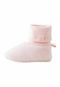 Chausson en polaire rose avec un poignet côtelé et une étiquette décorative. Texture lisse, forme douce et accent en boucle pour un enfilage facile.