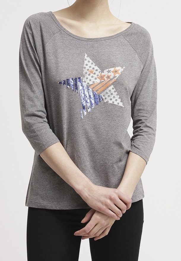 Graues Langarmshirt mit weitem Halsausschnitt, das mit einem mehrfarbigen Sternmuster aus blauen, orangen und weißen Pailletten verziert ist.