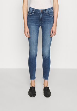 Schmale Jeans aus dunkelblauem Denim mit einem verwaschenen Finish, ausgestattet mit fünf Taschen, einem Knopfverschluss und einem leichten Ausfransen am Saum.