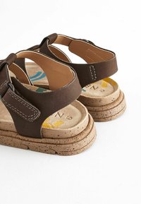Next REGULAR FIT - Sandále na platforme - brown
