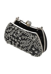 Clutch negro con adornos de cuentas plateadas y perlas, con un marco metálico y un cierre decorativo, con forma de estuche rígido.