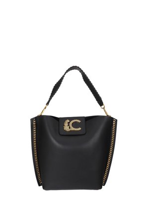 Bolso de cuero negro con asa trenzada, detalles de cadena dorada en los laterales y un emblema dorado con un diseño de leopardo en la solapa frontal.