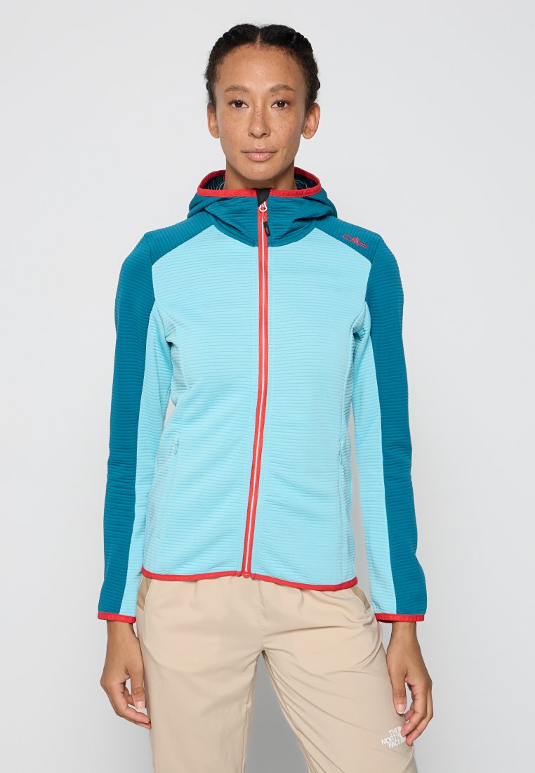 Veste polaire à capuche de couleur bleu clair avec des accents bleu foncé et une fermeture éclair rouge. Elle présente un tissu texturé et une coupe ajustée pour plus de chaleur.