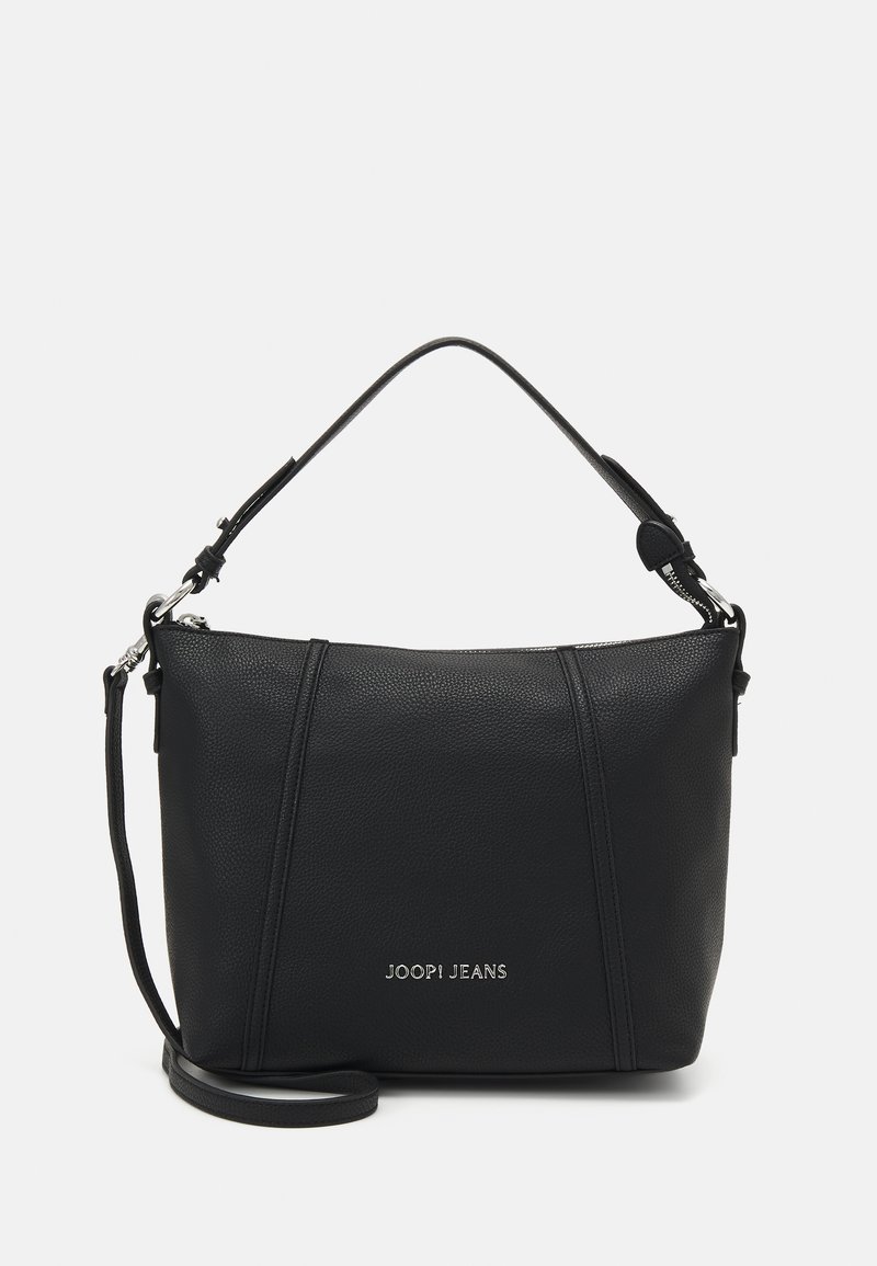 Μαύρη δερμάτινη τσάντα ώμου με υφή, διαθέτοντας χερούλι στην κορυφή και αποσπώμενο λουρί ώμου. Το λογότυπο είναι εμφανές στο μπροστινό μέρος.