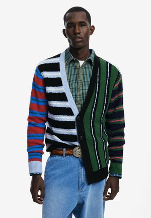 Cárdigan multicolor con franjas negras, verdes, rojas y azules; mezcla de lana; diseño abierto con seis botones; tejido de punto texturizado.