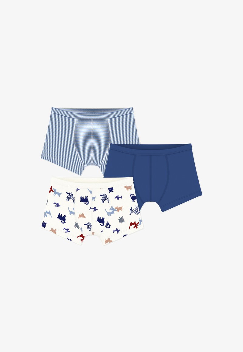 Trois paires de boxers : une bleue unie, une bleue marine à rayures verticales, et une crème avec un motif animalier coloré.