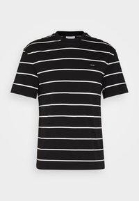 Černé tričko s krátkým rukávem a bílými horizontálními pruhy, se malým logem Calvin Klein na levé hrudi.