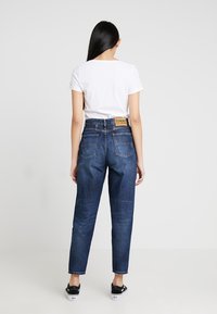 Högmidjade mörkblå denimjeans med rak benpassform, med en broderad logotagg på bakre midjebandet och fyra fickor.