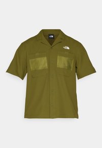 Oliwkowa koszula z krótkim rękawem wykonana z lekkiego materiału, z dwoma siateczkowymi kieszeniami naszywanymi i kołnierzykiem. Logo nadrukowane na górnej lewej stronie.
