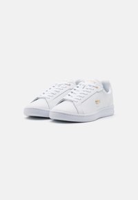 Lacoste CARNABY PRO - Športni copati - white/gold