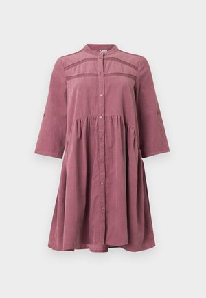 Roosat värvi särkkleit nööpidega ees, 3/4 varrukatega, volditud disainiga ja pitsiliste detailidega rinnapiirkonnas, valmistatud pehmest kangast.