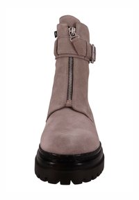Szary zamszowy botek za kostkę z przednim zamkiem błyskawicznym i detalem w postaci paska, wyposażony w grubą czarną podeszwę z teksturowanym bieżnikiem dla lepszej przyczepności.
