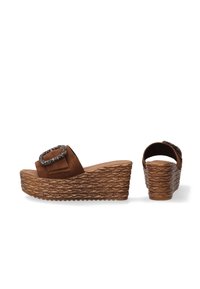 Bruine suède wedge sandalen met een geweven zool, voorzien van een gesp-accent en een ontwerp met een open achterkant. De textuur is soepel en zacht.