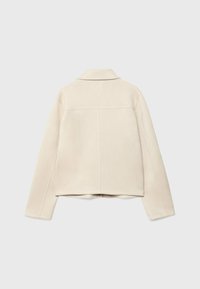 Beżowa kurtka z kołnierzem, o gładkiej fakturze, z długimi rękawami i prostym krojem. Na plecach znajduje się pojedynczy szew na środku.