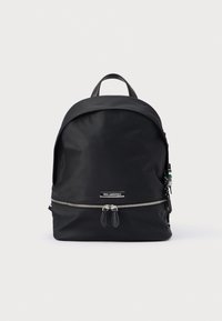 Juodas nailoninis kuprinė su apvaliu viršumi, priekyje užsegama kišenė su užtrauktuku ir dviem užtrauktuko uždarymais. Yra viršutinė rankena ir minimalistinis dizainas.