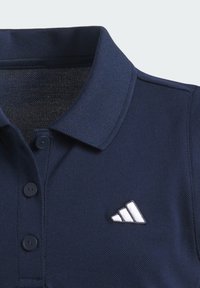 Mörkblå pikétröja i texturerad tyg, med kinakrage, två knappar och en vit Adidas-logga på vänster bröst.